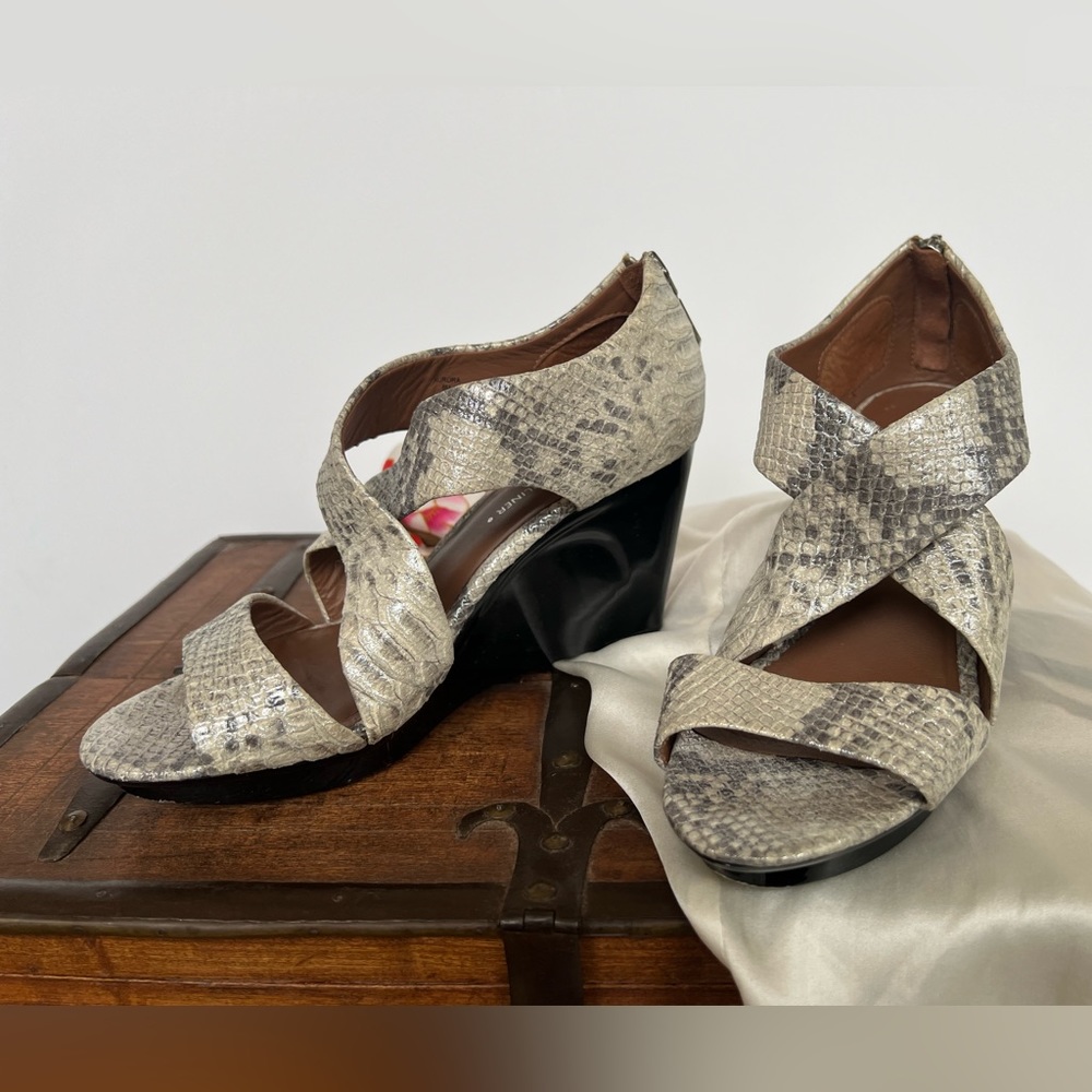Donald Pliner 🔥SALE🔥Pre-Loved Elegant Silver Metallic Crisscross Wedge Heels